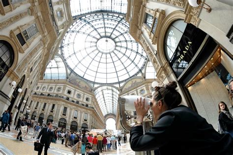 Yves Saint Laurent arriva in Galleria a Milano: un milione di euro l 